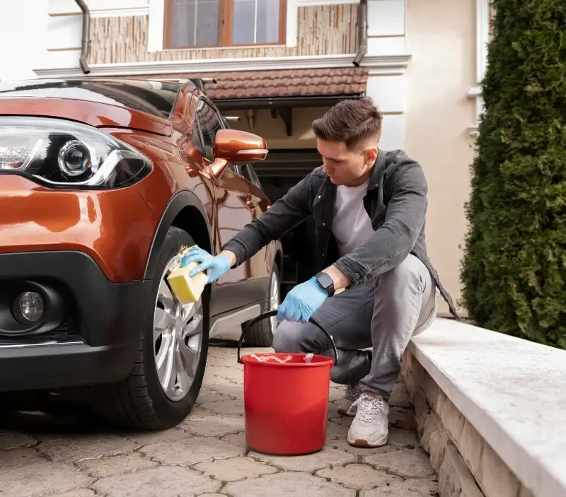 Lavage auto à domicile Essert : professionnel intervenant sur un véhicule